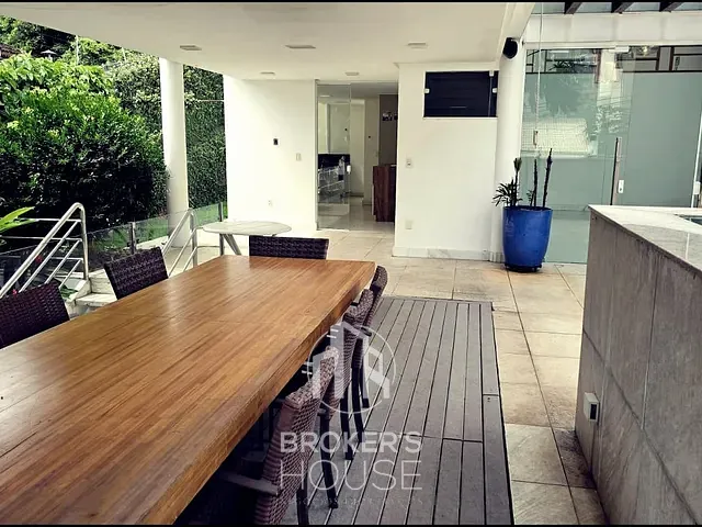 Casa com 338m² 3 quartos e 5 banheiros, à venda ou para alugar, no bairro Fradinhos em Vitória