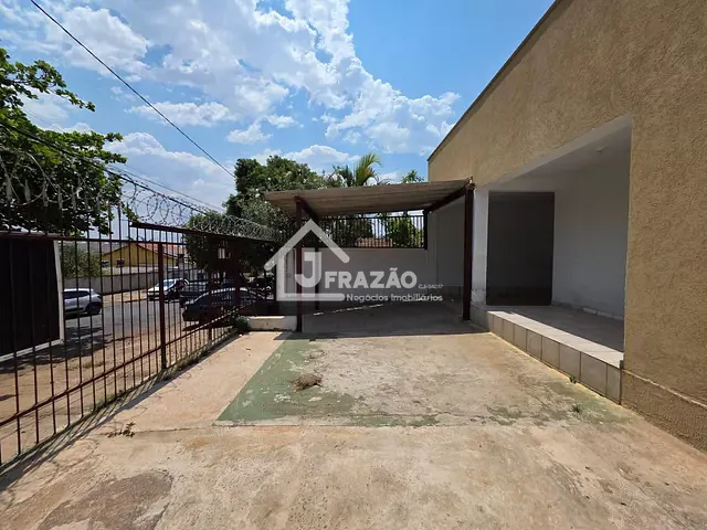 Casa com 455m² 3 quartos e 3 banheiros, para alugar, no bairro Vila Colemar Natal e Silva em Goiânia