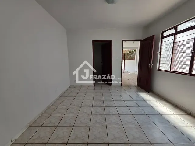 Casa com 455m² 3 quartos e 3 banheiros, para alugar, no bairro Vila Colemar Natal e Silva em Goiânia