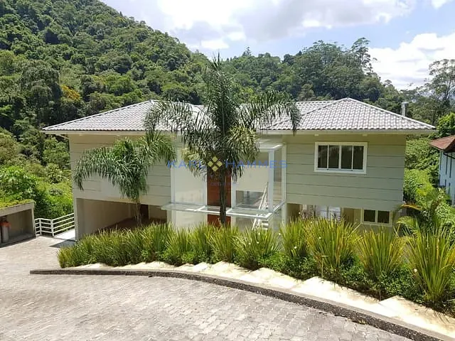 Casa com 1050m² 4 quartos e 5 banheiros, à venda, no bairro Independência em Petrópolis