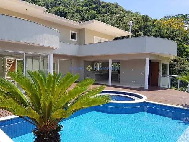 Casa com 1050m² 4 quartos e 5 banheiros, à venda, no bairro Independência em Petrópolis