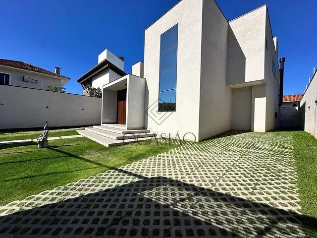 Casa com 600m² 5 quartos e 5 banheiros, à venda, no bairro Praia do Estaleiro em Balneário Camboriú