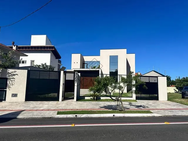 Casa com 600m² 5 quartos e 5 banheiros, à venda, no bairro Praia do Estaleiro em Balneário Camboriú