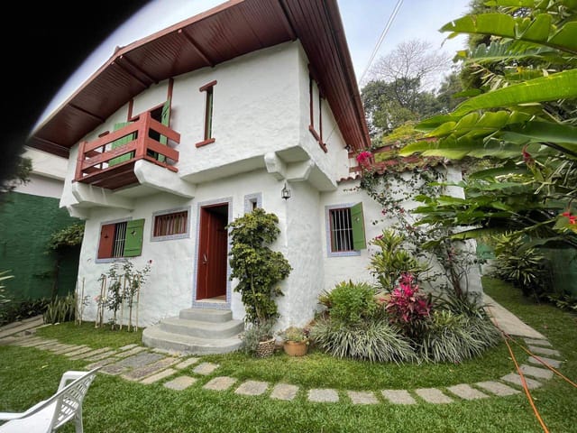 Casa com 665m², à venda, no bairro Castelanea em Petrópolis