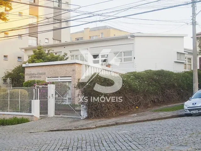 Casa com 600m², à venda, no bairro São Francisco em Curitiba