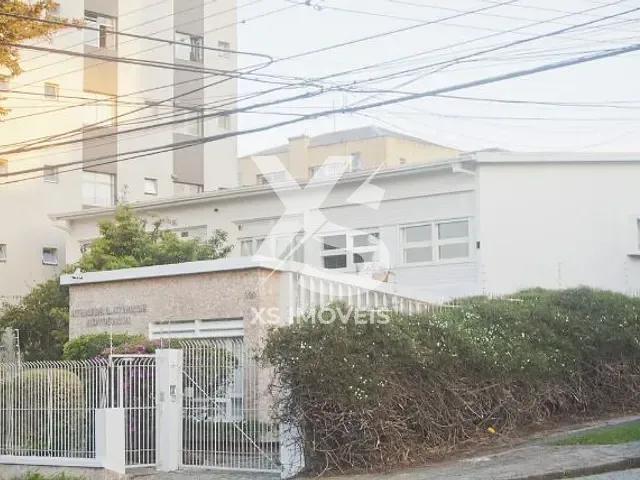 Casa com 600m², à venda, no bairro São Francisco em Curitiba