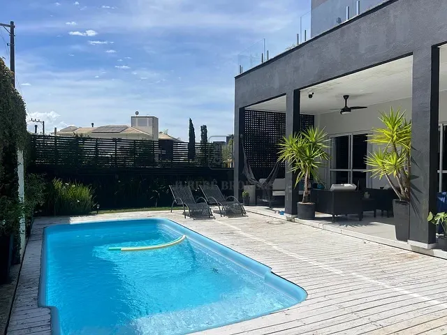 Casa 4 quartos e 4 banheiros, para alugar, no bairro Jurerê em Florianópolis
