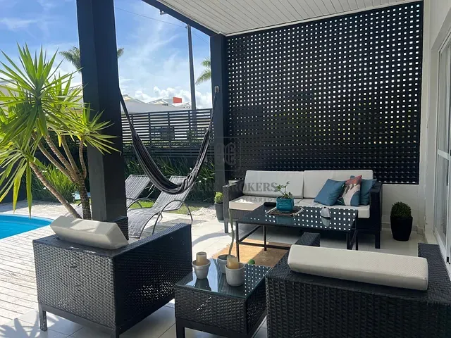 Casa 4 quartos e 4 banheiros, para alugar, no bairro Jurerê em Florianópolis