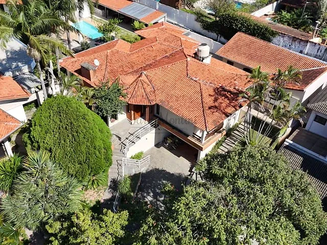 Casa com 915m² 5 quartos e 5 banheiros, à venda, no bairro Granja Viana em Cotia
