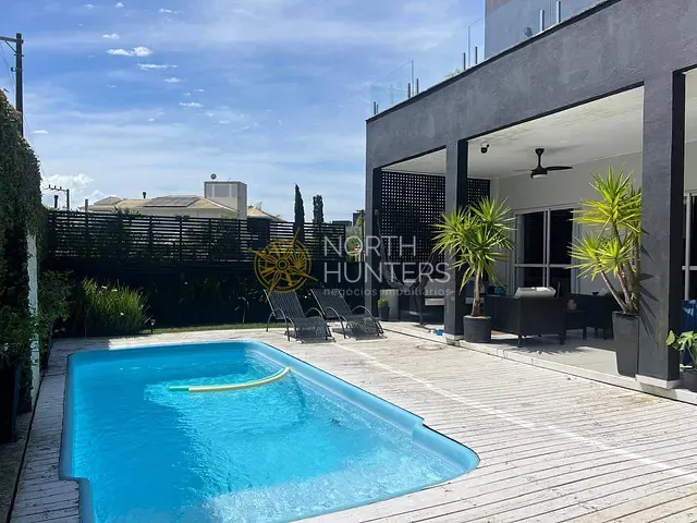 Casa com 476m² 4 quartos e 6 banheiros, à venda ou para alugar, no bairro Jurerê em Florianópolis