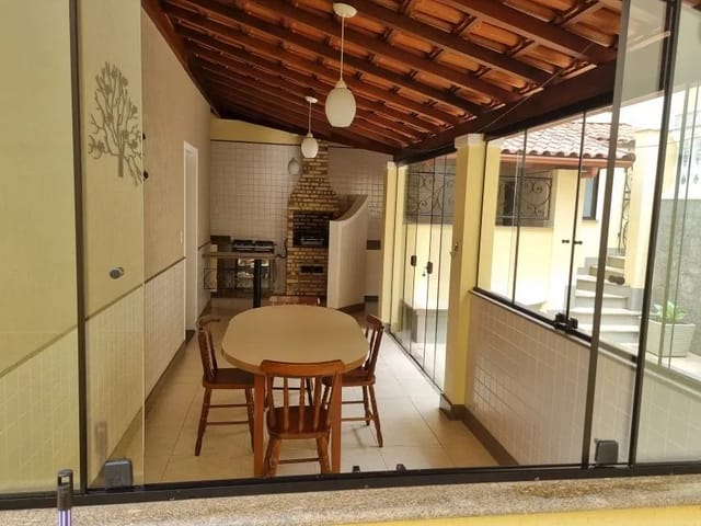 Casa com 326m² 4 quartos e 5 banheiros, à venda, no bairro São Mateus em Juiz de Fora