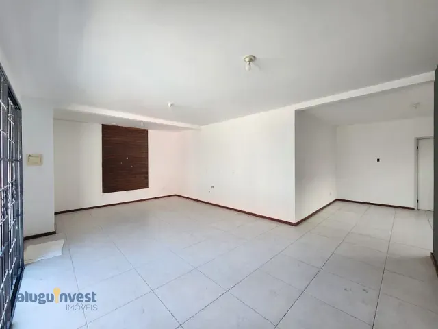 Casa com 300m², à venda, no bairro Campinas em São José