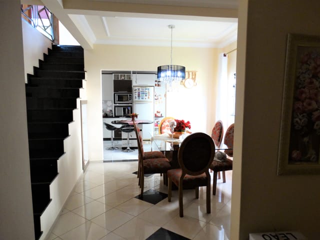 Casa com 468m² 7 quartos e 5 banheiros, à venda, no bairro Orfãs em Ponta Grossa