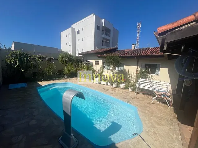 Casa com 360m² 3 quartos e 3 banheiros, à venda, no bairro Jardim Britânia em Caraguatatuba