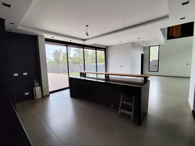 Casa com 666m² 3 quartos e 4 banheiros, à venda, no bairro Butiatumirim em Colombo