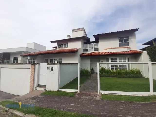 Casa com 500m² 3 quartos e 4 banheiros, à venda, no bairro João Paulo em Florianópolis