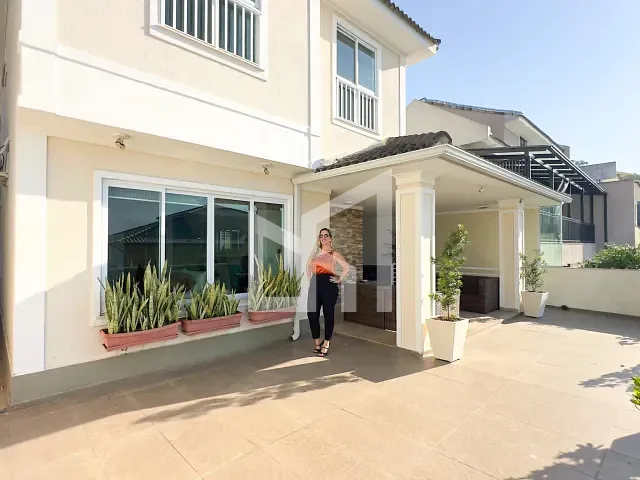 Casa 4 quartos e 4 banheiros, à venda, no bairro Conjunto Residencial Redenção em Nova Iguaçu