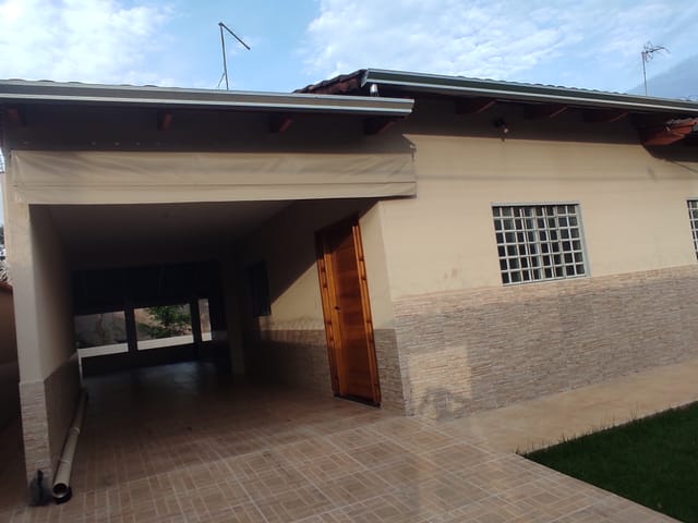 Casa com 250m² 3 quartos e 2 banheiros, à venda, no bairro Jardim Mariliza em Goiânia