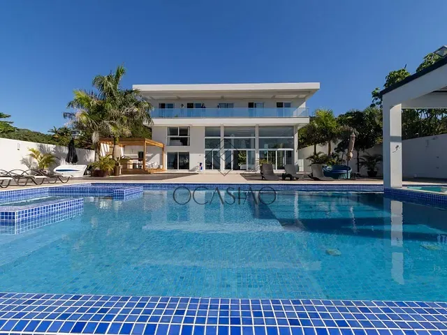 Casa 6 quartos e 6 banheiros, à venda, no bairro Praia do Estaleirinho em Balneário Camboriú