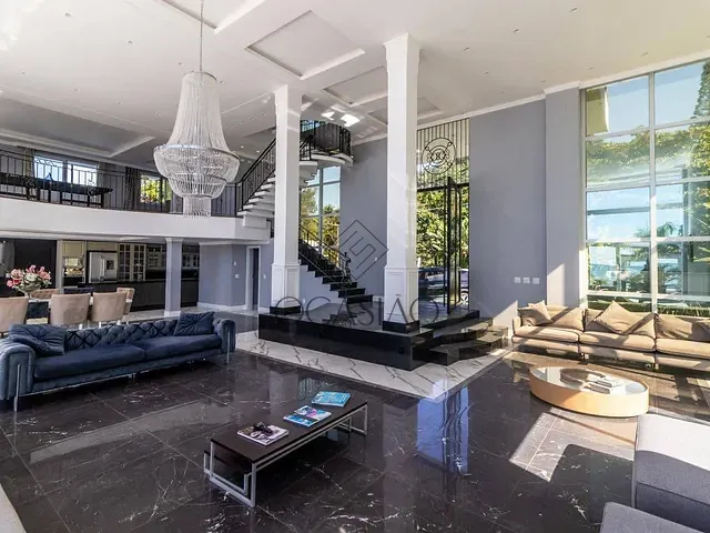 Casa 6 quartos e 6 banheiros, à venda, no bairro Praia do Estaleirinho em Balneário Camboriú