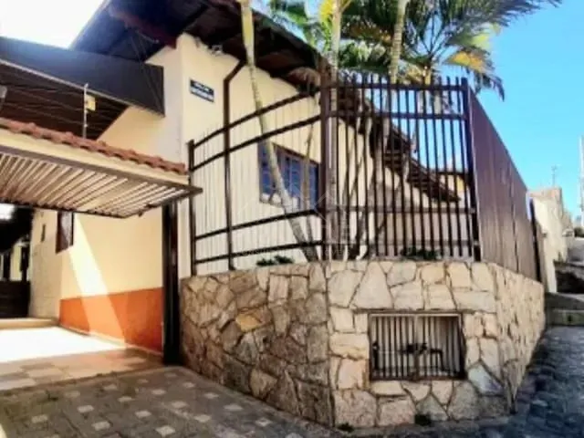 Casa com 300m² 3 quartos e 3 banheiros, à venda, no bairro Jardim das Hortênsias em Poços de Caldas