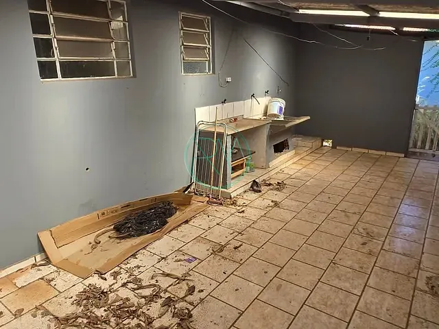 Casa com 300m² 3 quartos e 1 banheiro, à venda, no bairro Bandeirantes em Londrina