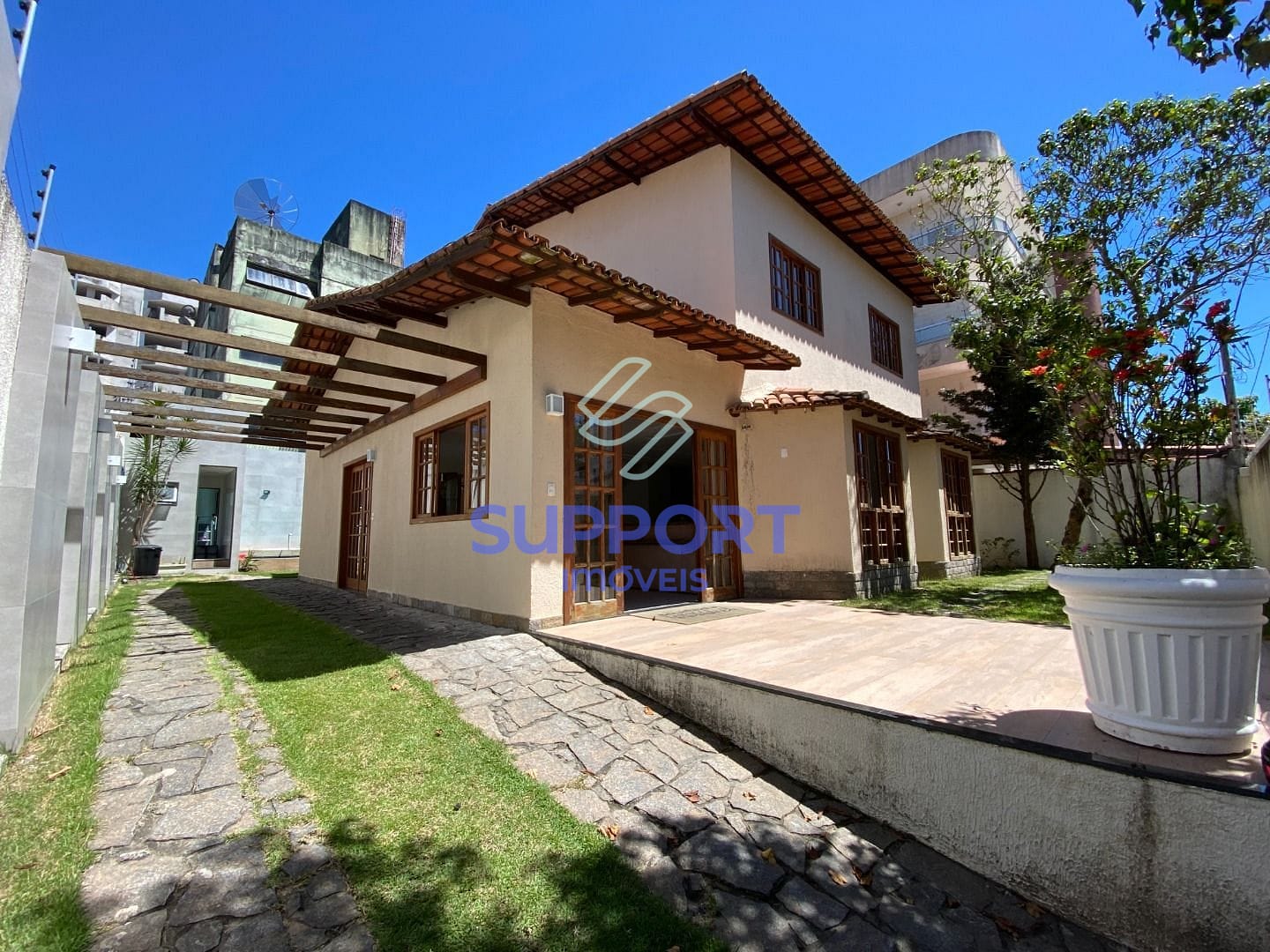 Casa, 6 quartos, 215 m² - Foto 1