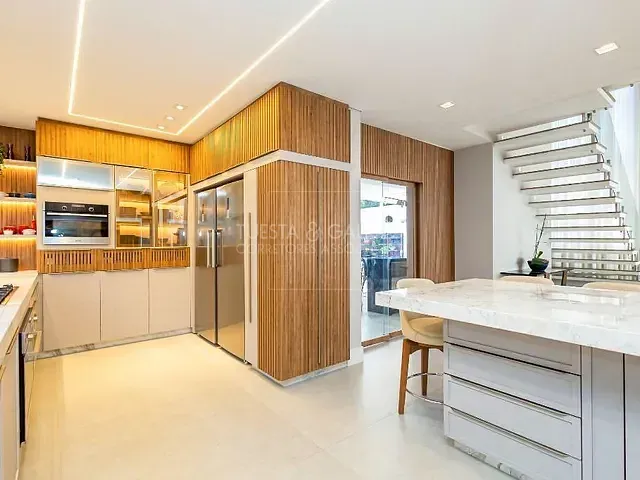 Casa com 330m² 4 quartos e 5 banheiros, à venda, no bairro São Braz em Curitiba