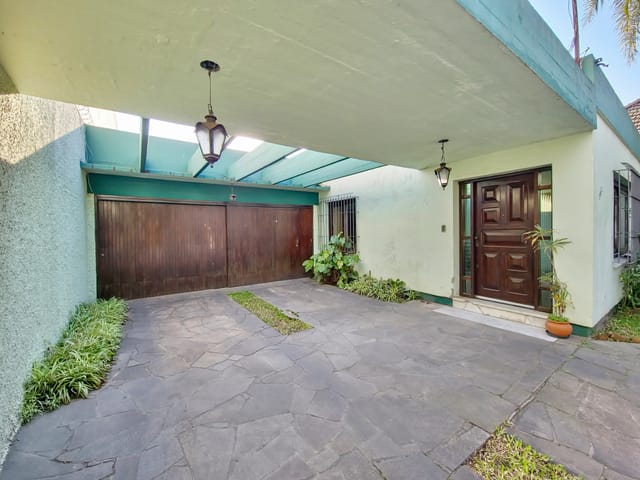 Casa com 250m² 4 quartos e 2 banheiros, para alugar, no bairro Centro em Pelotas
