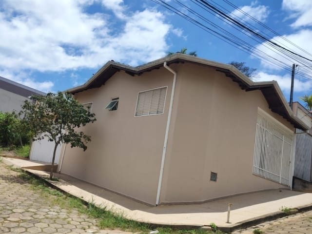 Casa com 100m², à venda, no bairro Vale das Montanhas em Cambuí