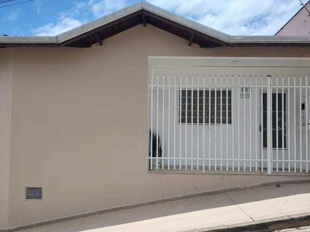 Casa com 100m², à venda, no bairro Vale das Montanhas em Cambuí