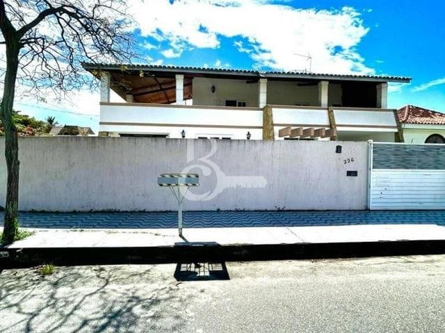 Casa com 380m² 3 quartos e 2 banheiros, à venda, no bairro Parque Turf Club em Campos dos Goytacazes