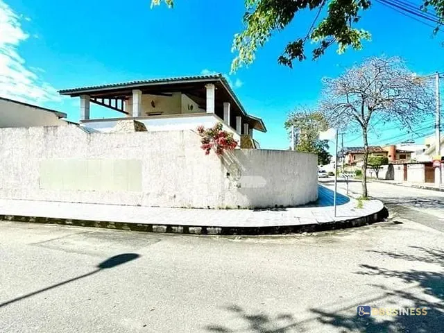 Casa com 380m² 3 quartos e 2 banheiros, à venda, no bairro Parque Turf Club em Campos dos Goytacazes