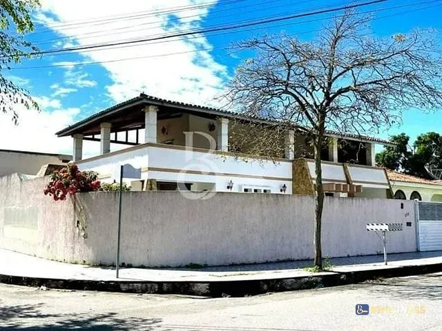 Casa com 380m² 3 quartos e 2 banheiros, à venda, no bairro Parque Turf Club em Campos dos Goytacazes
