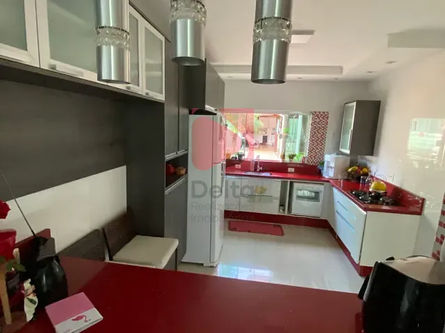 Casa 4 quartos e 5 banheiros, à venda, no bairro Vila Guimarães em Pirassununga