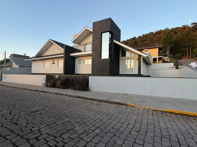 Casa com 393m² 4 quartos e 5 banheiros, à venda, no bairro Clivati em Nova Prata