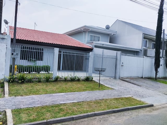 Foto do Casa - LINDA Casa Térrea SEMIMOBILIADA (com eletros) com amplo quintal na frente e nos fundos e área gourmet com churrasqueira em região VALORIZADA do Guabirotuba | Auze Imóveis