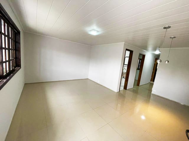 Foto do Casa - LINDA Casa Térrea SEMIMOBILIADA (com eletros) com amplo quintal na frente e nos fundos e área gourmet com churrasqueira em região VALORIZADA do Guabirotuba | Auze Imóveis