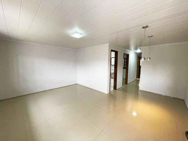 Foto do Casa - LINDA Casa Térrea SEMIMOBILIADA (com eletros) com amplo quintal na frente e nos fundos e área gourmet com churrasqueira em região VALORIZADA do Guabirotuba | Auze Imóveis