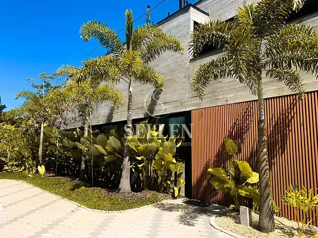 Casa 4 quartos e 1 banheiro, à venda, no bairro Praia do Estaleiro em Balneário Camboriú