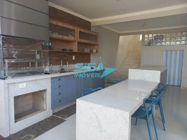 Casa com 300m² 4 quartos e 3 banheiros, à venda, no bairro Residencial Santa Rita em Pouso Alegre