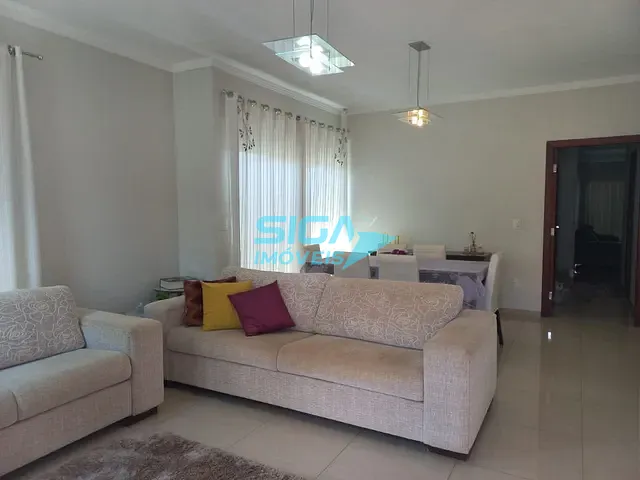 Casa com 300m² 4 quartos e 3 banheiros, à venda, no bairro Residencial Santa Rita em Pouso Alegre