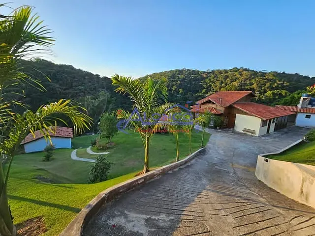 Casa com 3333m² 3 quartos e 3 banheiros, à venda, no bairro Chácaras Condomínio Recanto Pássaros II em Jacareí