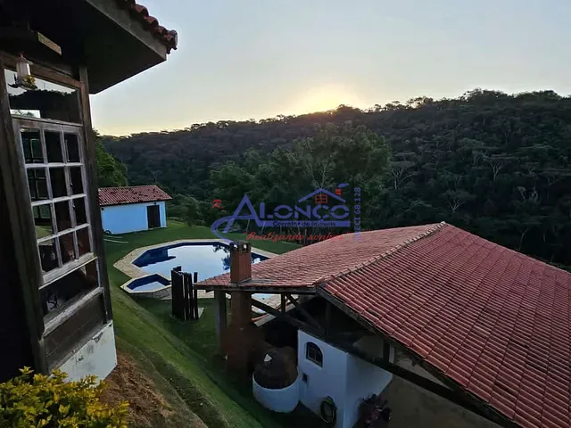 Casa com 3333m² 3 quartos e 3 banheiros, à venda, no bairro Chácaras Condomínio Recanto Pássaros II em Jacareí