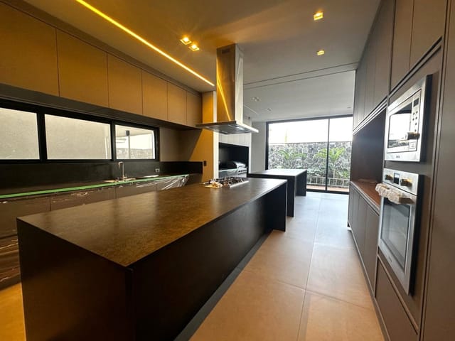 Casa 4 quartos e 6 banheiros, à venda, no bairro Parque Universitário em Franca
