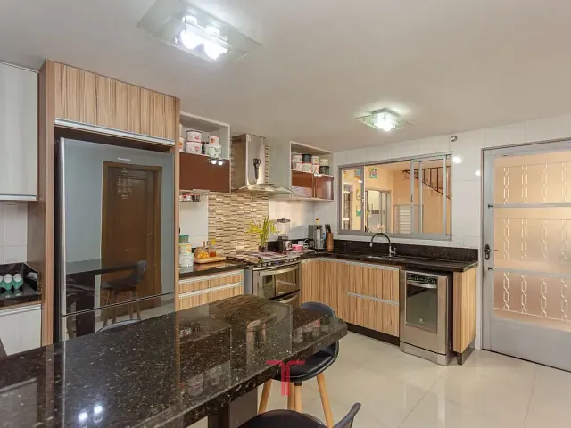 Casa com 200m² 3 quartos e 3 banheiros, à venda, no bairro Fazendinha em Curitiba