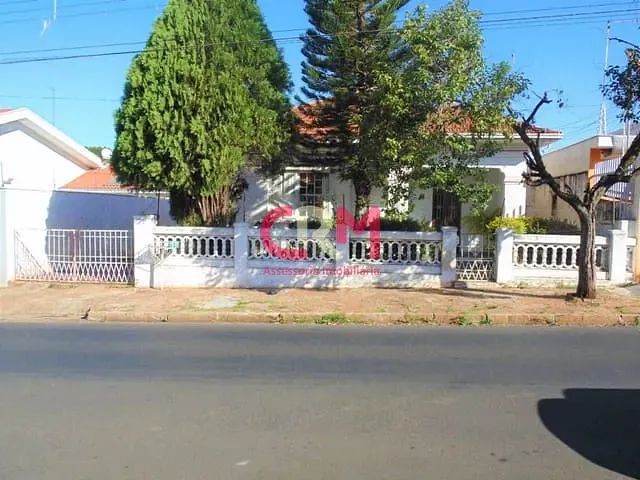 Casa com 595m² 4 quartos e 2 banheiros, à venda, no bairro Centro em Taquaritinga