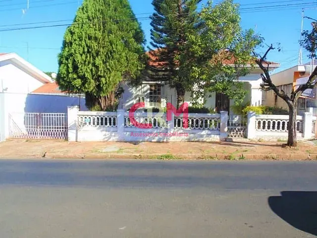Casa com 595m² 4 quartos e 2 banheiros, à venda, no bairro Centro em Taquaritinga