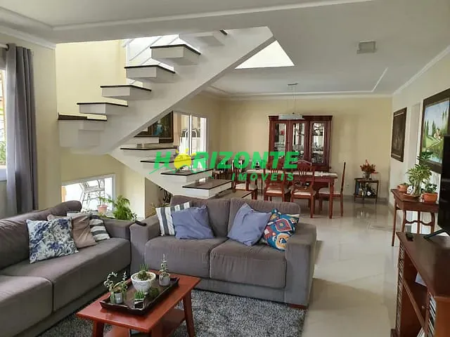Casa com 306m² 4 quartos e 5 banheiros, à venda, no bairro Urbanova em São José dos Campos
