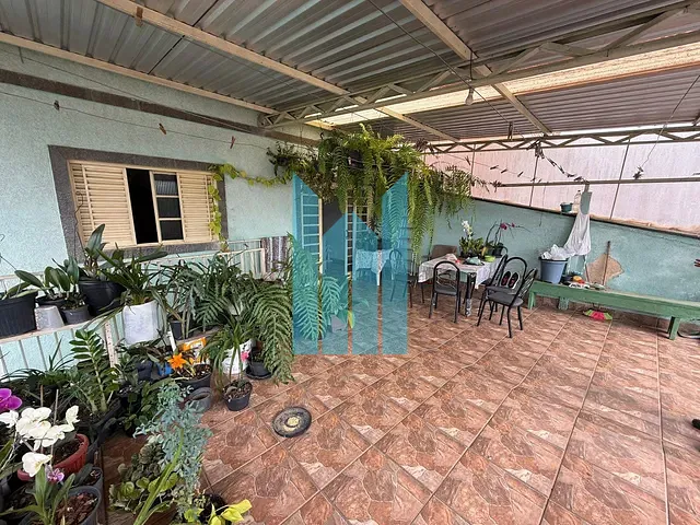 Casa 4 quartos e 3 banheiros, à venda, no bairro Parque São Sebastião em Poços de Caldas
